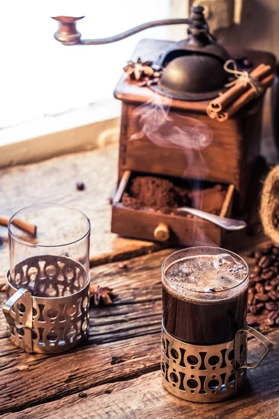 Kaffeezeit in einem gemütlichen Ferienhaus — Stockfoto