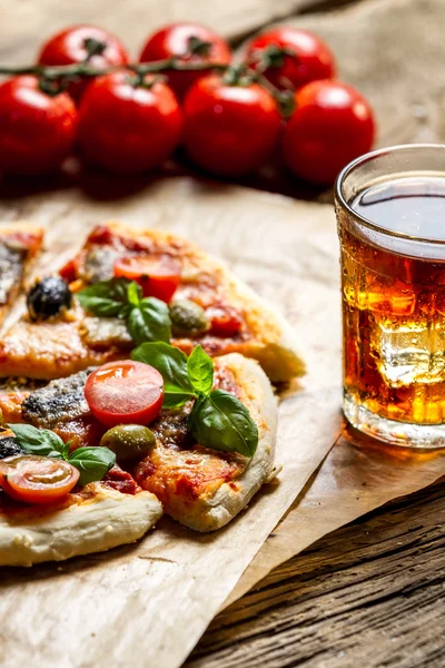 Vers gebakken pizza en geserveerd met koud drankje — Stockfoto