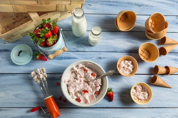 Fresh cream and strawberries as ingredients for ice cream — Stock Photo, Image