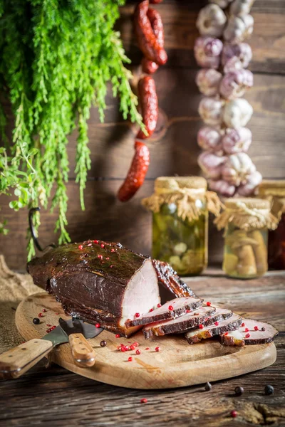Landelijke smokehouse ham voorbereiding voor Rookvrije — Stockfoto