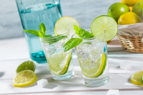 Closeup de bebida com citrinos e gelo — Fotografia de Stock