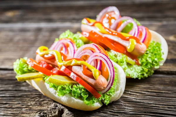 Perro caliente casero con un montón de verduras —  Fotos de Stock