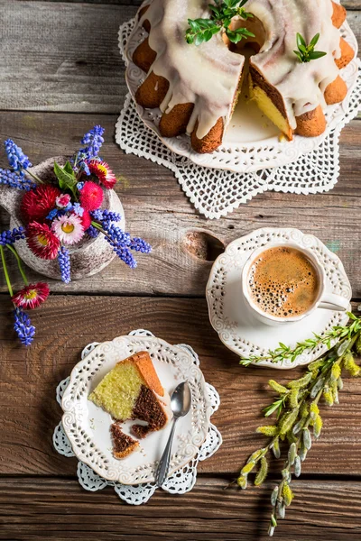 Tasse de café, gâteau de Pâques et fleurs de printemps — Photo