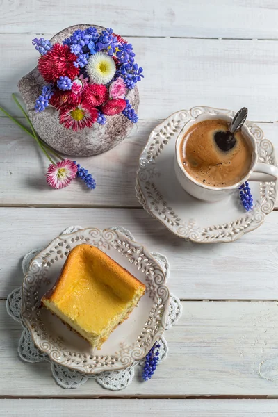 치즈, 한잔의 커피와 봄 꽃 — 스톡 사진