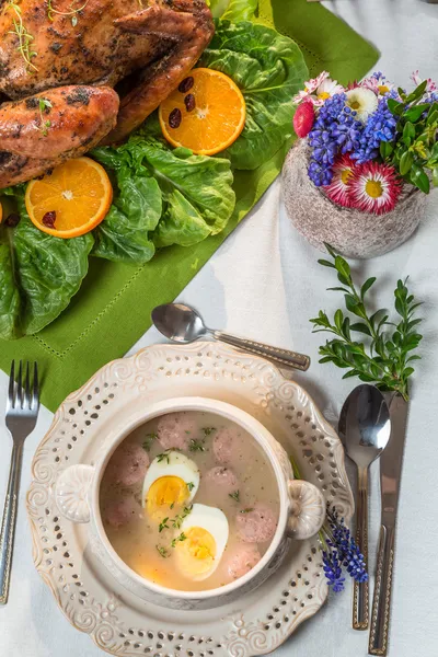 Gebratener Truthahn serviert mit Gerste saure Suppe — Stockfoto