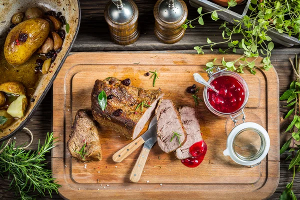 Frissen szolgált szarvashús áfonyával és rozmaring — Stock Fotó
