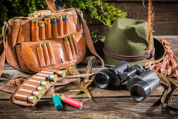Bolsa, balas y sombrero en una cabaña de caza —  Fotos de Stock