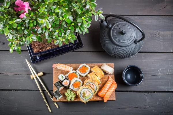 Sushi servito e pronto da mangiare — Foto Stock