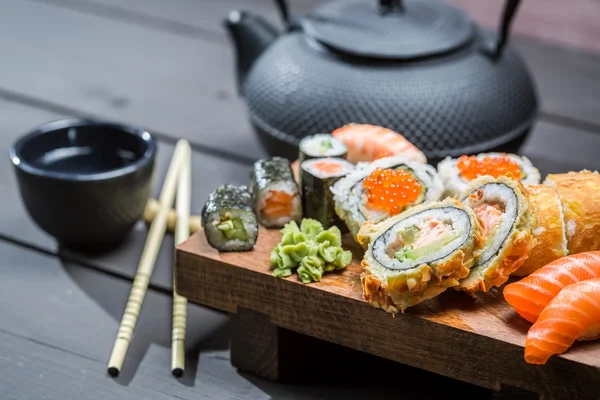 Sushi served with tea — Stock Photo, Image