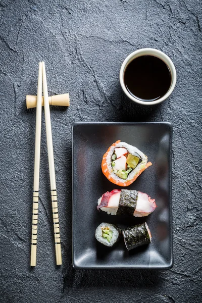 Sushi auf schwarzer Keramik mit Sojasauce — Stockfoto