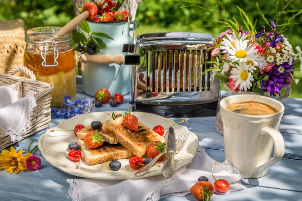 コーヒー、トースト、朝食フルーツは庭で — ストック写真