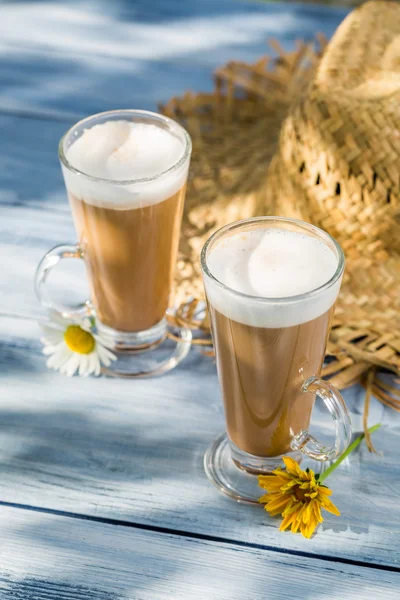 Káva latte v slunečný den — Stock fotografie