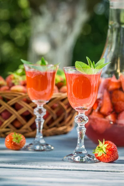 Hemmagjord jordgubb likör med mynta — Stockfoto