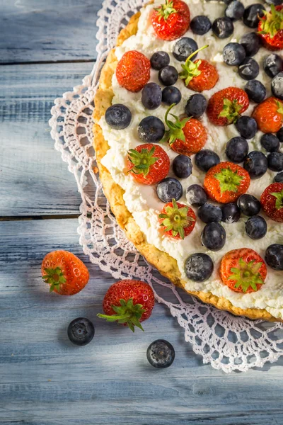Tart with fruit and cream — Stock Photo, Image