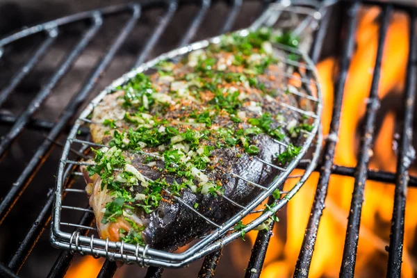 Peixe grelhado com especiarias em chamas — Fotografia de Stock