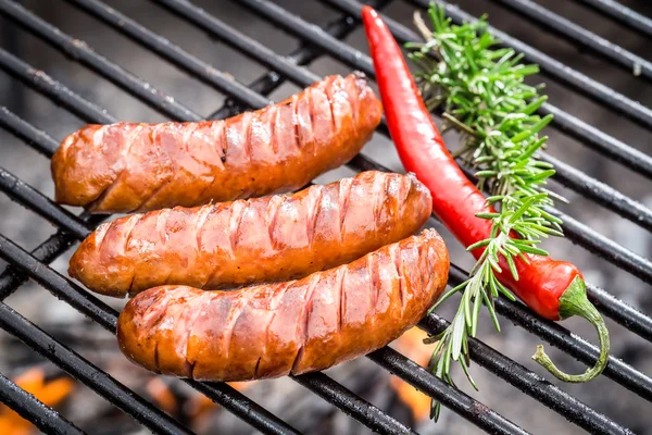 Warme worst op de grill met Spaanse peper en rozemarijn — Stockfoto