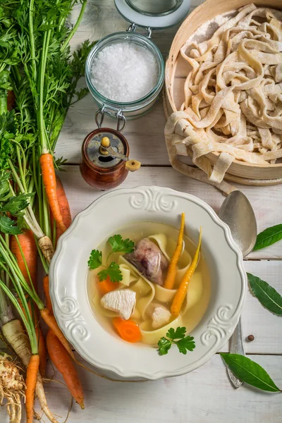 Zelfgemaakte bouillon met noedels — Stockfoto