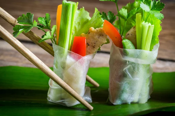 Fechar de rolos de primavera com verduras — Fotografia de Stock