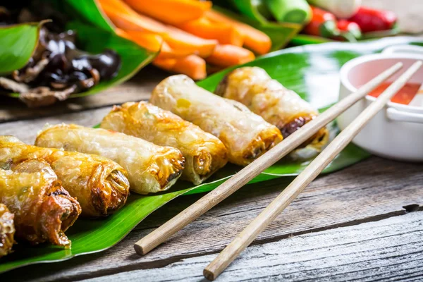 Rollos de primavera recién fritos —  Fotos de Stock