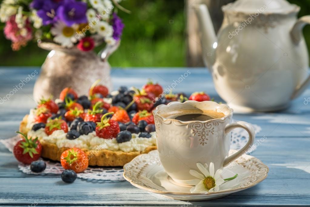 Kaffee und Obsttorten im Garten serviert — Stockfoto © Shaiith79 50136333