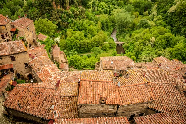 View of a green valley in Sorano over red roofs, Italy — Stock Photo, Image