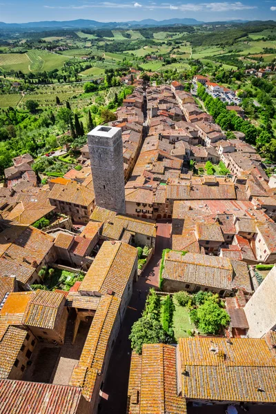 Pohled na zelené údolí v san gimignano, Itálie — Stock fotografie