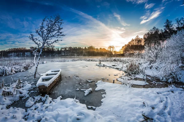 Gammal båt på sjön täckt med snö på vintern — Stockfoto