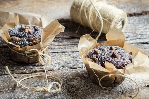 Muffins de chocolate embrulhando com corda — Fotografia de Stock