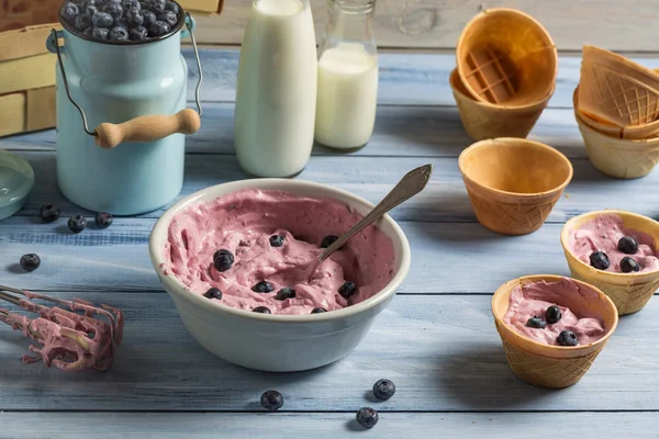 Panna montata e mirtilli freschi come ingredienti per il gelato — Foto Stock