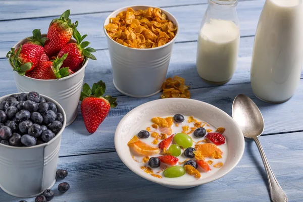 Preparations for breakfast corn flakes and fruits — Stock Photo, Image