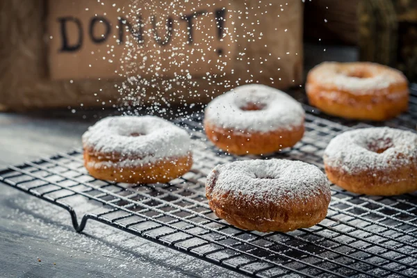 Donuts mit Puderzucker dekoriert — Stockfoto