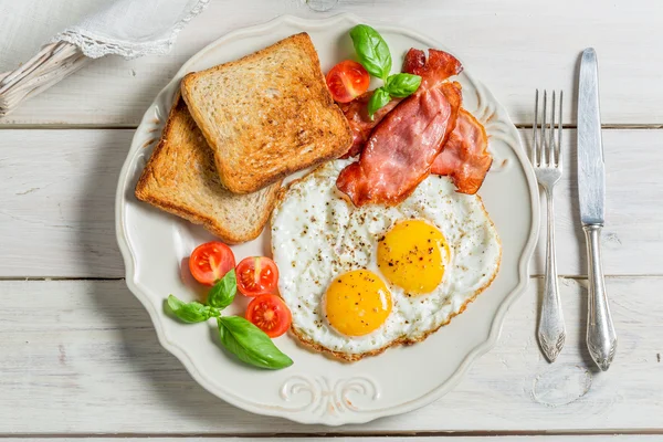 Brød, egg og bacon til frokost – stockfoto