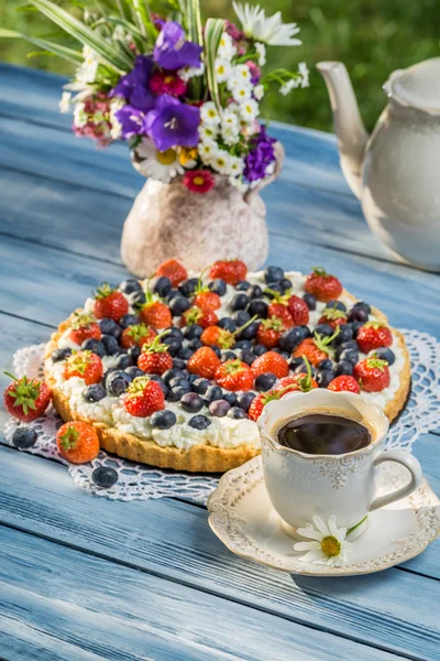 Ovoce dortík podávaný s kávou v letní zahradě — Stock fotografie
