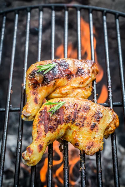 Roasted chicken legs on the old grill — Stock Photo, Image