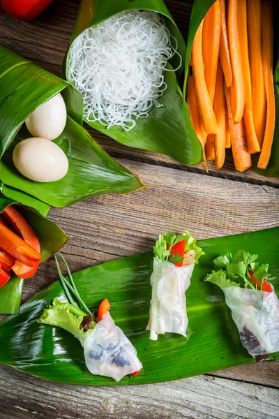 Rolos de primavera frescos com legumes e macarrão de arroz — Fotografia de Stock