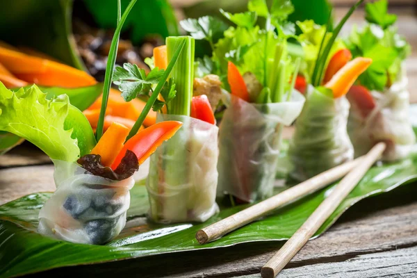 Frische Frühlingsrollen in Reispapier gewickelt — Stockfoto