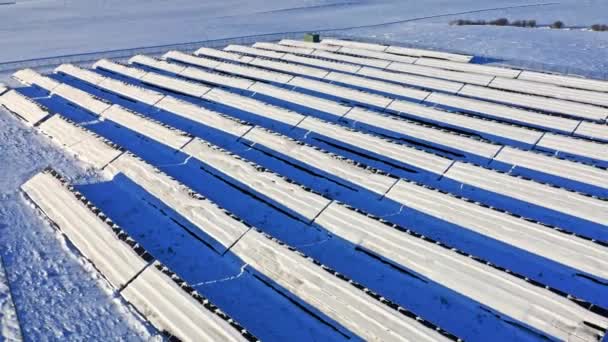 Soğuk kışta karlı güneş panelleri. Kışın alternatif enerji. — Stok video