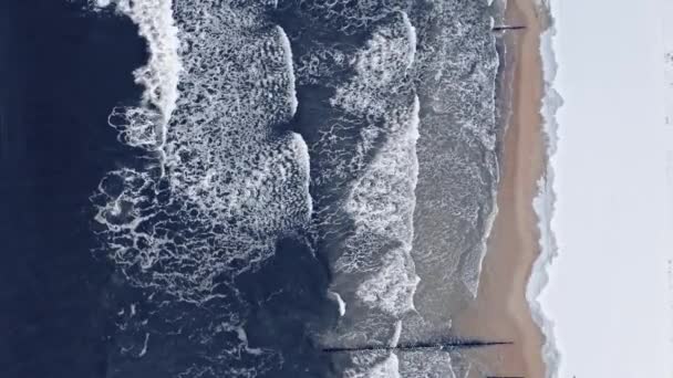 バルト海と雪のビーチで波。冬の観光,ポーランド. — ストック動画