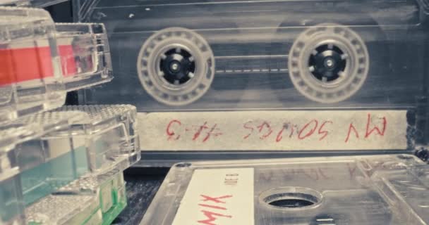 Casete giratorio en el reproductor. Cintas de cassette vintage y auriculares. — Vídeo de stock