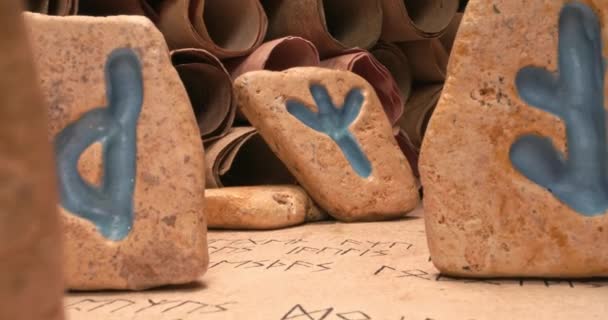 Divination par des pierres de rune basées sur l'alphabet futhark. Effet parallaxe. — Video