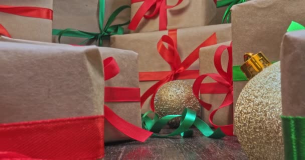 Hromada darů a dekorací. Zelené a červené vánoční dárky. — Stock video