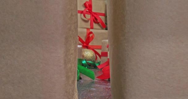 緑と赤のクリスマスプレゼント。贈り物と装飾品の山. — ストック動画