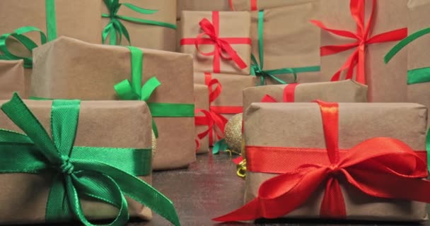 Egy rakás zöld és piros karácsonyi ajándék. Párhuzamos hatás. — Stock videók