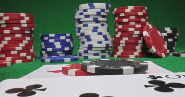 Dört kişilik Texas holdem 'i. Fişleri ve kartları olan poker masası. — Stok video