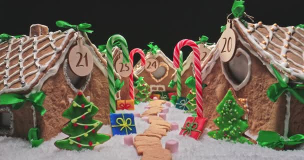Mézeskalács falu karácsonyra. Mézeskalács ház sütikkel és cukorkákkal. — Stock videók