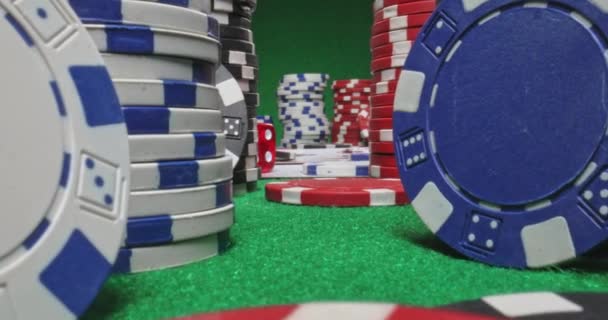 Mesa de poker com fichas e cartas. Texas Holdem para quatro. — Vídeo de Stock