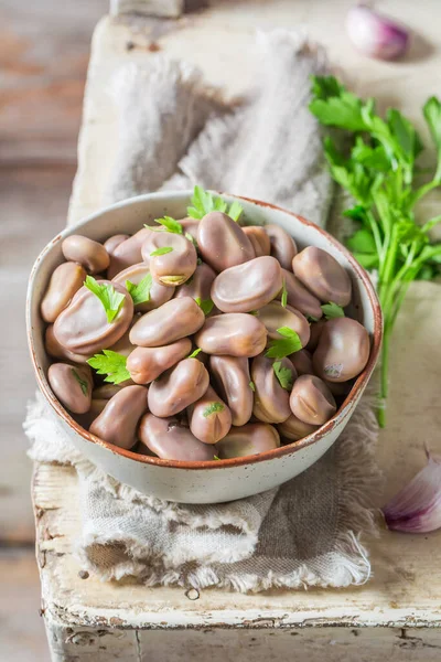 Heiß Gekochte Saubohnen Mit Knoblauch Und Petersilie Sommerschale Voller Saubohnen — Stockfoto