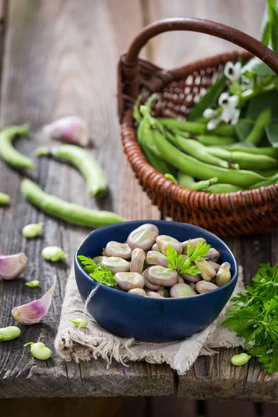 Läckra Bondbönor Kokta Med Vitlök Perfekt Sommarmellanmål Kokta Bondbönor Trädgården — Stockfoto