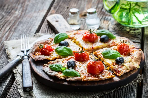 Pizza Caseira Com Tomate Manjericão Pizza Assada Forno Pão Liso — Fotografia de Stock