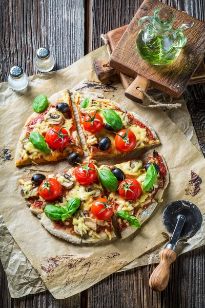 Tasty Pizza Made Cheese Tomatoes Oven Baked Pizza Flatbread Cheese — Stock Photo, Image